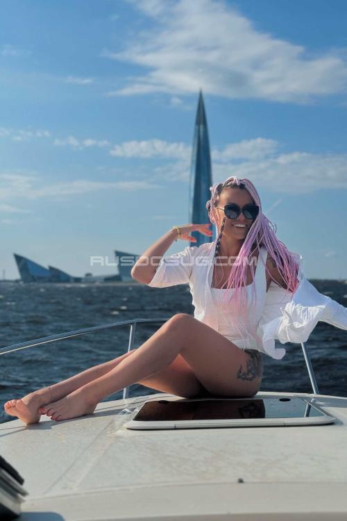 Проститутка Кэрри, Питера у метро Парк Победы